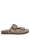 Sandalia femenina taupe en cuero suave, estilo boho, ideal para combinar con vestidos veraniegos.