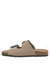 Elegante sandalia casual de cuero taupe con hebillas grandes, ideal para el verano.