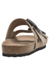 Sandalia taupe de cuero suave con hebillas oscuras, ideal para mujer en estilo casual.