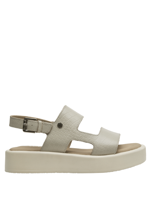 Sandalia casual de cuero beige con textura reptil, tiras anchas y suela cómoda para salidas informales.