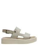 Cuero beige en sandalia de mujer con diseño moderno y suela gruesa, ideal para combinar con vestidos o jeans.