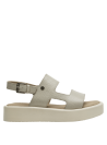 Cuero beige en sandalia de mujer con diseño moderno y suela gruesa, ideal para combinar con vestidos o jeans.