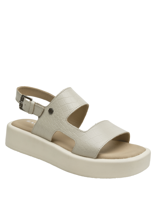 Sandalia casual de cuero beige con textura reptil, tiras anchas y suela cómoda para salidas informales.