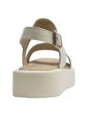 Elegante sandalia de cuero beige con diseño minimalista y hebilla lateral, perfecta para clima cálido.