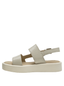 Sandalia de cuero beige texturizado con tiras anchas y suela gruesa, ideal para un look casual chic.