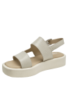 Sandalia de cuero beige para mujer con textura de reptil y cierre de hebilla, estilo casual y minimalista.