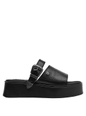 Sandalia de plataforma negra para mujer, estilo audaz en cuero con hebilla decorativa.
