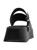 Sandalia casual de cuero negro para mujer con plataforma robusta y hebilla elegante.
