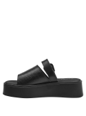 Sandalia chunky negra de cuero para mujer con plataforma alta y diseño moderno.