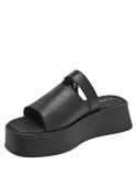 Sandalia de mujer en cuero negro con textura de cocodrilo y hebilla metálica decorativa.