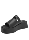 Sandalia de mujer en cuero negro con textura de cocodrilo y hebilla metálica decorativa.