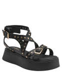 Sandalia de mujer en cuero negro, plataforma cómoda, tiras con apliques dorados, versátil y moderna.