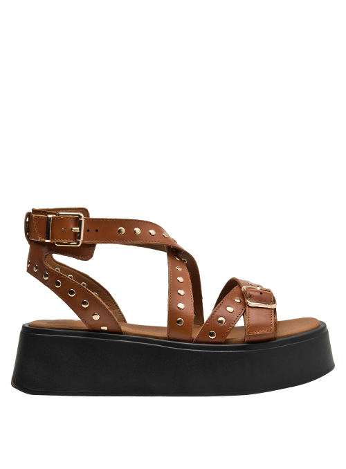 Calzado casual femenino en cuero camel, versátil con jeans o vestidos bohemios.