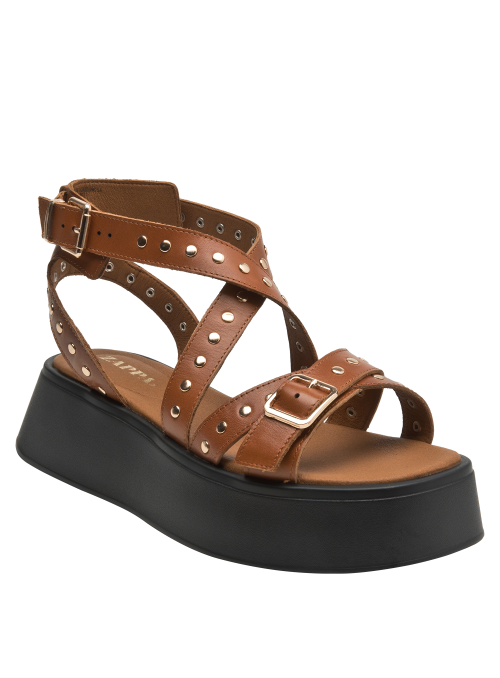 Calzado casual femenino en cuero camel, versátil con jeans o vestidos bohemios.