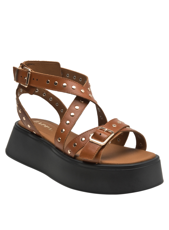 Calzado casual femenino en cuero camel, versátil con jeans o vestidos bohemios.