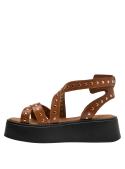Elegante sandalia de cuero camel con detalles metálicos para un look casual y urbano.