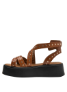 Elegante sandalia de cuero camel con detalles metálicos para un look casual y urbano.