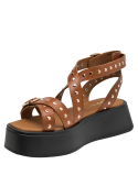 Sandalia de cuero camel para mujer con tachuelas metálicas y hebillas, estilo casual boho chic.