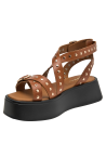 Sandalia de cuero camel para mujer con tachuelas metálicas y hebillas, estilo casual boho chic.
