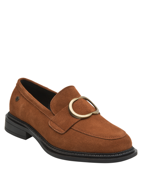 Mocasín femenino de cuero café, sofisticado y adaptable a múltiples combinaciones.