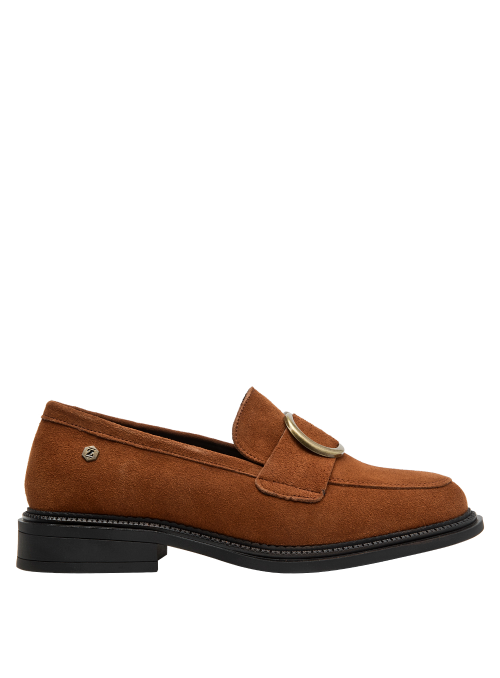 Mocasín femenino de cuero café, sofisticado y adaptable a múltiples combinaciones.