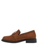 Mocasín de mujer en cuero café con diseño clásico y detalle moderno de anillo metálico.