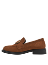 Mocasín de mujer en cuero café con diseño clásico y detalle moderno de anillo metálico.