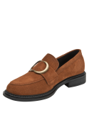 Elegante mocasín femenino en cuero café, ideal para estilo casual y formal.