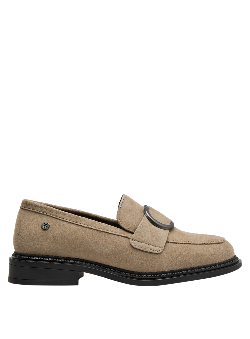 Calzado de cuero taupe con textura suave y detalle en aro, adecuado para combinar con faldas o jeans.