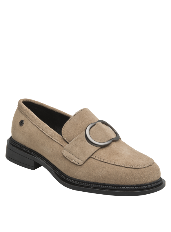 Calzado de cuero taupe con textura suave y detalle en aro, adecuado para combinar con faldas o jeans.