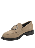 Zapato de cuero beige con diseño elegante, perfecto para moda smart casual y paseos urbanos.