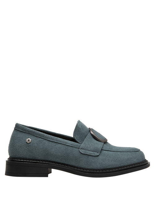 Mocasín casual de cuero celeste, con diseño clásico y hebilla decorativa en el empeine.