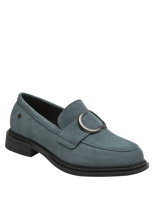 Mocasín casual de cuero celeste, con diseño clásico y hebilla decorativa en el empeine.