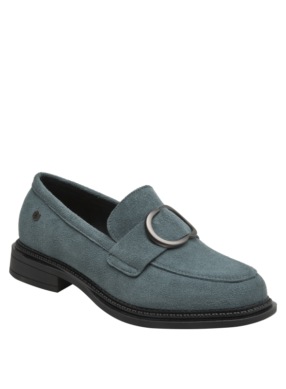 Mocasín casual de cuero celeste, con diseño clásico y hebilla decorativa en el empeine.