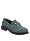 Mocasín casual de cuero celeste, con diseño clásico y hebilla decorativa en el empeine.