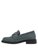 Elegante mocasín de cuero azul grisáceo con textura de ante y suela negra, para mujer.