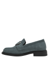 Elegante mocasín de cuero azul grisáceo con textura de ante y suela negra, para mujer.
