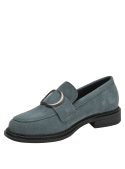 Detalle de hebilla metálica en mocasín celeste de cuero, ideal para look smart casual femenino.
