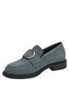 Detalle de hebilla metálica en mocasín celeste de cuero, ideal para look smart casual femenino.