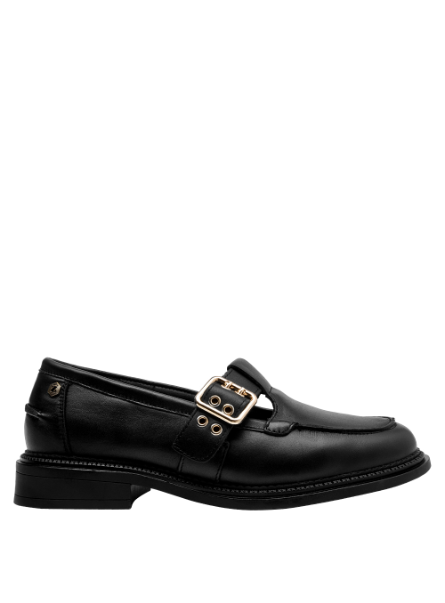 Clásico mocasín de cuero negro para mujer, combina con atuendos formales y casuales.