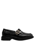 Mocasín casual de cuero negro con detalle dorado, perfecto para un look elegante y moderno.