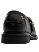 Mocasín de cuero negro con hebilla dorada, versátil y sofisticado para el día a día.