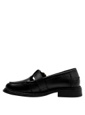 Elegante mocasín de cuero negro para mujer, ideal para ocasiones formales y casuales.