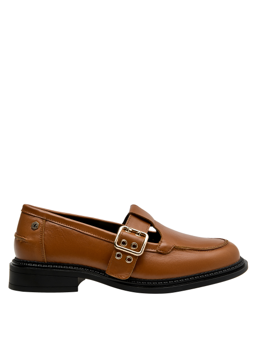 Elegante mocasín de cuero camel, hebilla dorada decorativa, estilo casual para mujer.