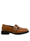 Mocasín camel de cuero para mujer, textura pulida y hebilla dorada, ideal casual.