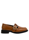 Mocasín camel de cuero para mujer, textura pulida y hebilla dorada, ideal casual.