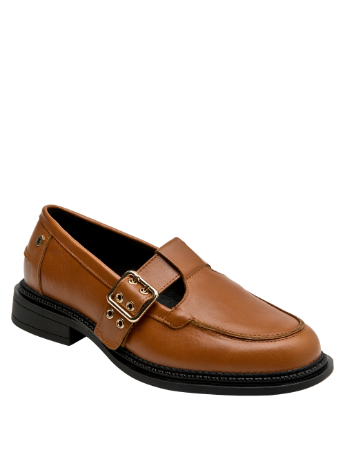 Elegante mocasín de cuero camel, hebilla dorada decorativa, estilo casual para mujer.