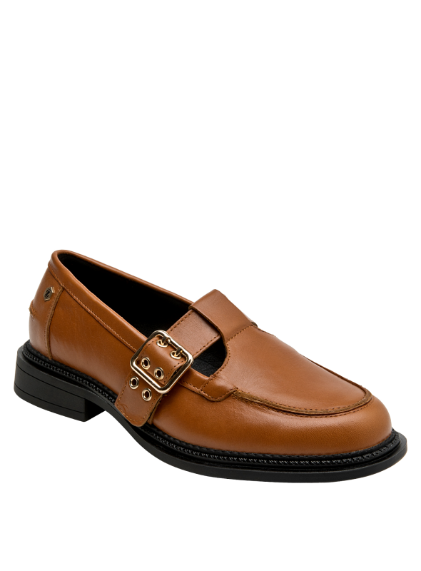 Elegante mocasín de cuero camel, hebilla dorada decorativa, estilo casual para mujer.