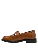 Mocasín de cuero camel con diseño clásico, hebilla dorada lateral para mujer.