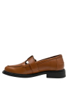 Mocasín de cuero camel con diseño clásico, hebilla dorada lateral para mujer.